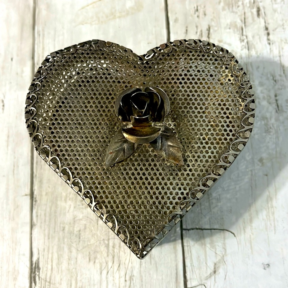 VTG Silver Plated Filigree; Scrollwork & Mesh Metal Heart Shaped Trinket Box